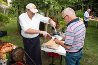 Spieß-Grillen - Probeessen durch den Hausherrn, es schmeckt!