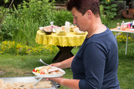 Spieß-Grillen - den Partygästen hat es geschmeckt.